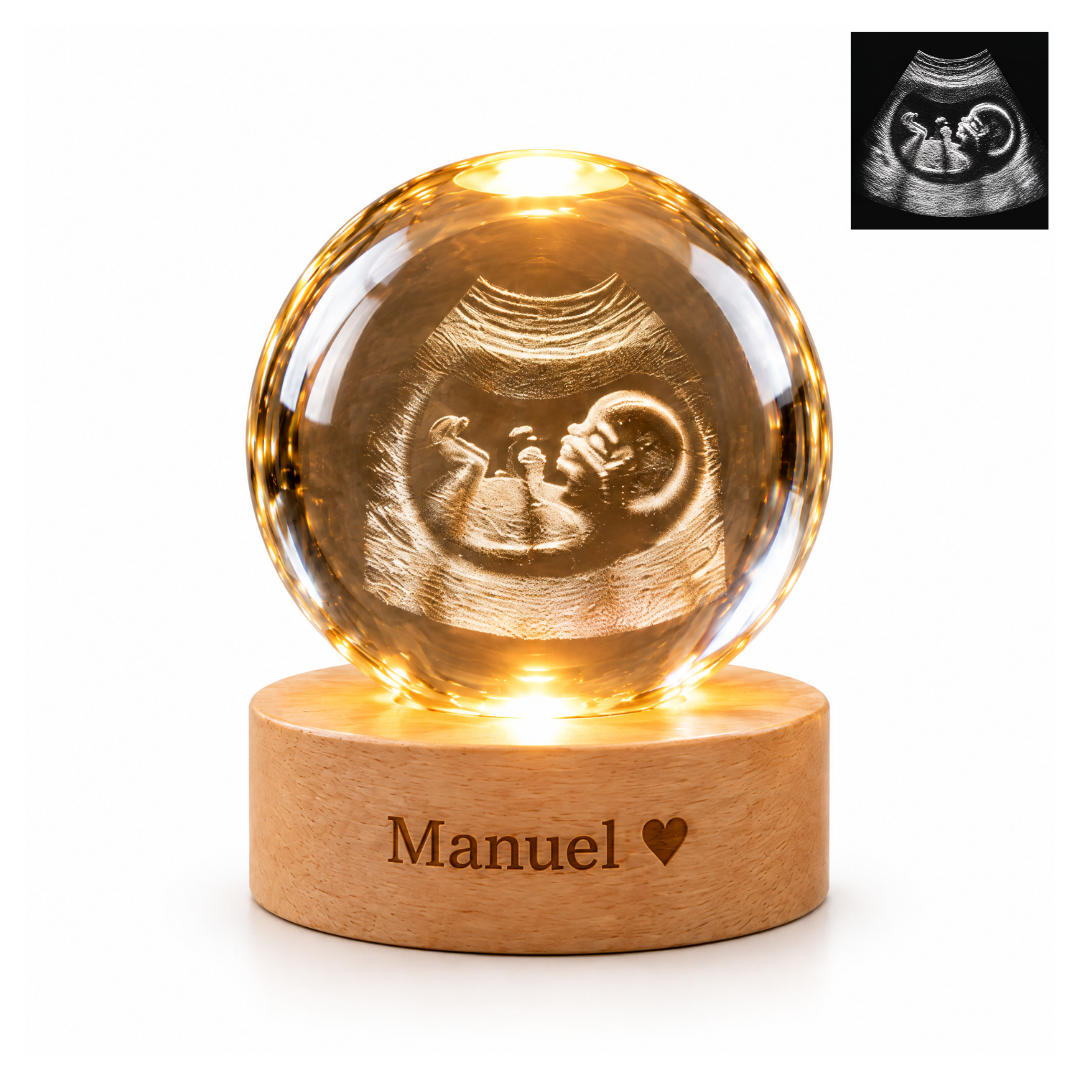 Esfera de cristal personalizada con ecografía y base de madera grabada con su nombre "Manuel"